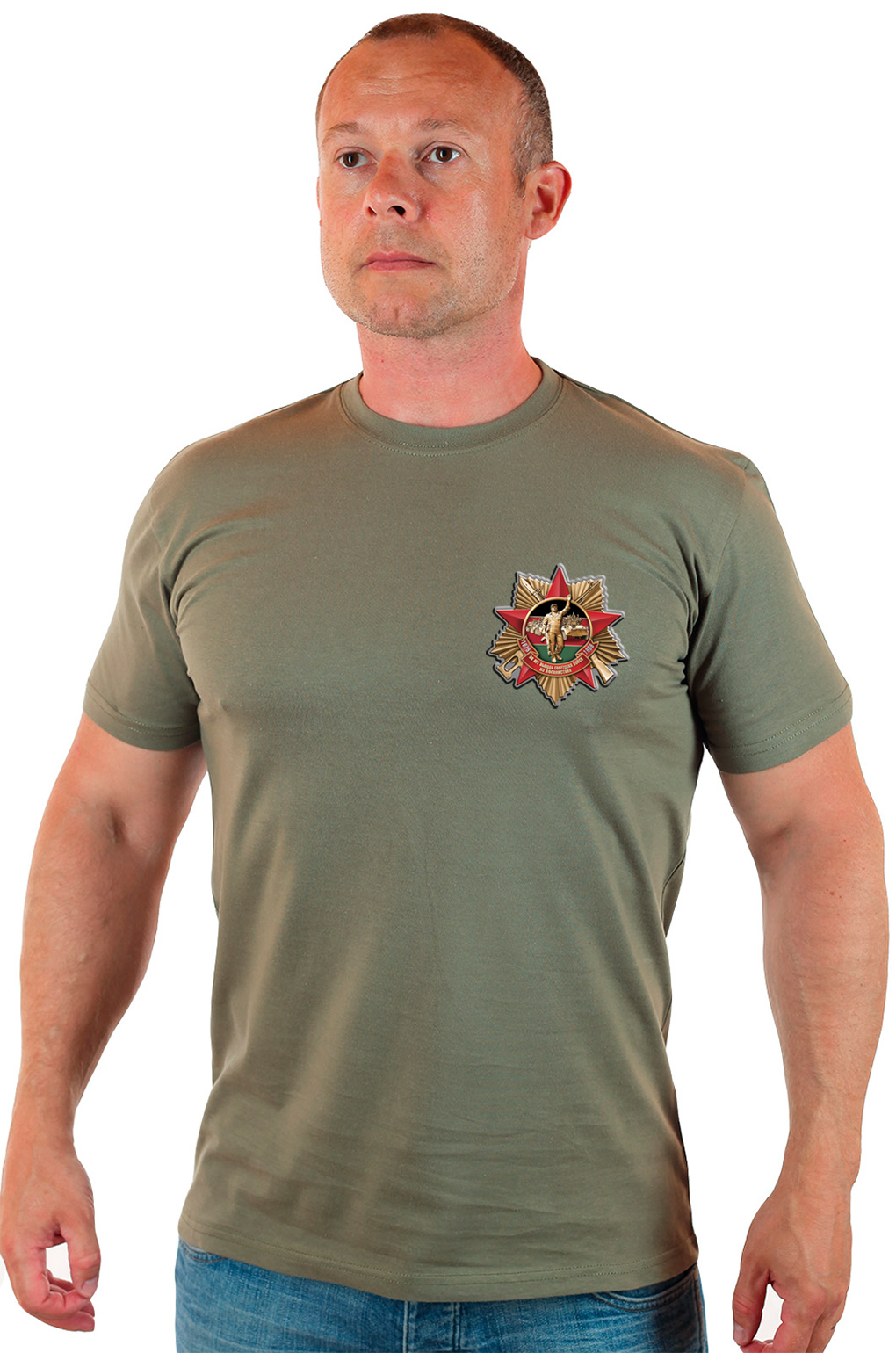Мужская футболка, декорированная стилизованным афганским орденом. 