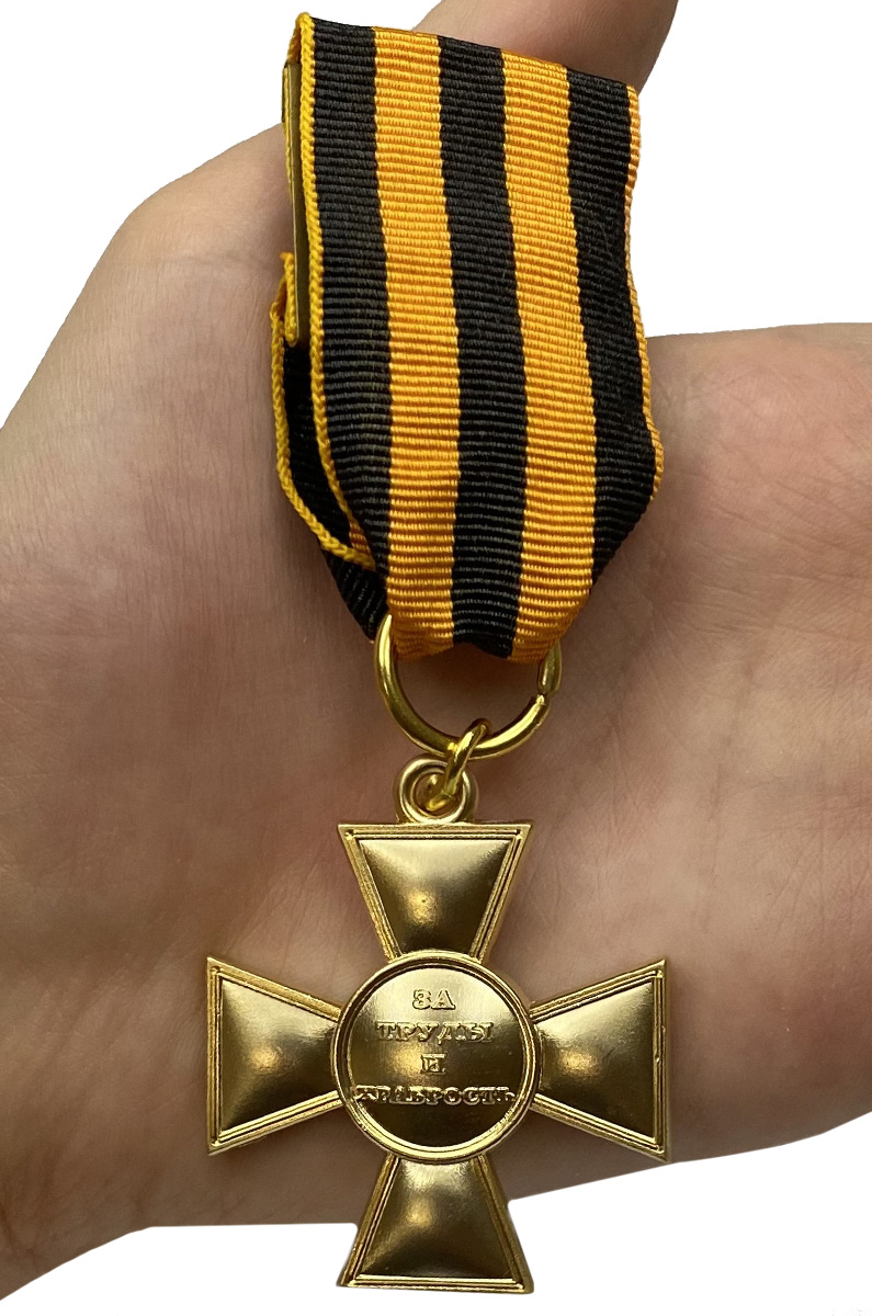 Офицерский крест в бархатистом футляре