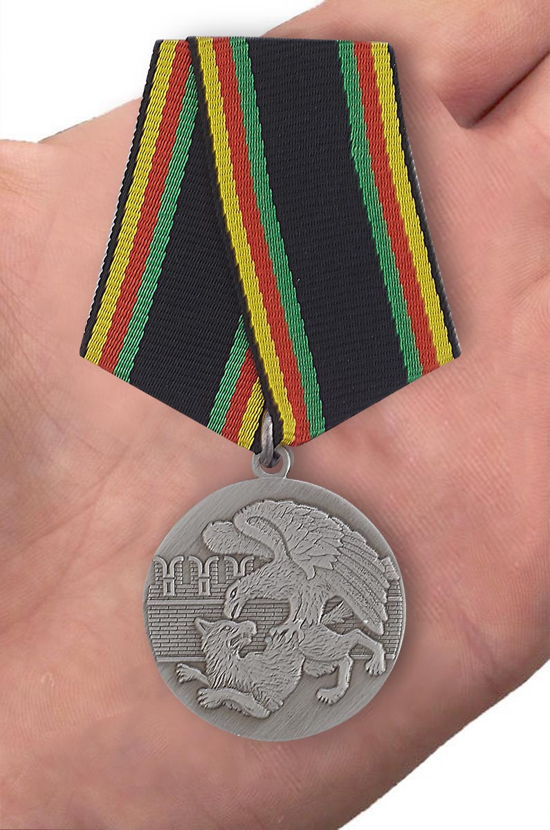 Медаль "Защитнику Отечества" в футляре из бархатистого флока 