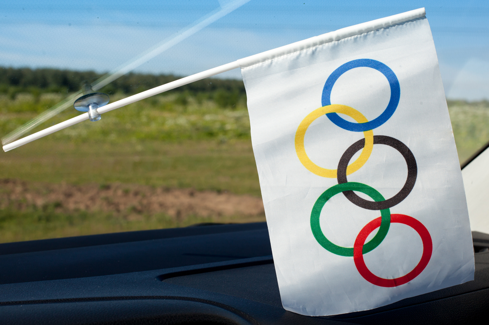 Купить ои. Олимпийский флаг 90x135 см.. Спортивные флажки. Олимпийские кольца. Олимпийские флажки.