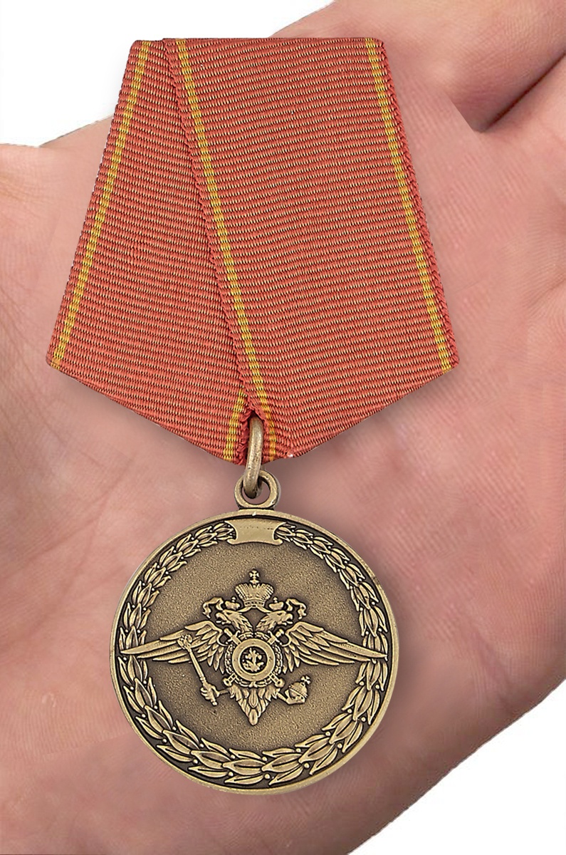 Медаль "За воинскую доблесть" МВД РФ в бархатистом футляре из флока бордового цвета. 