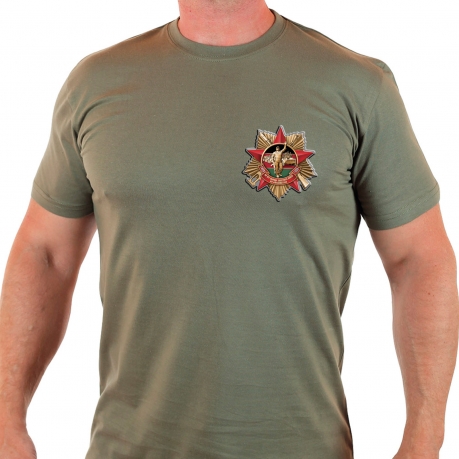 Мужская футболка, декорированная стилизованным афганским орденом. 